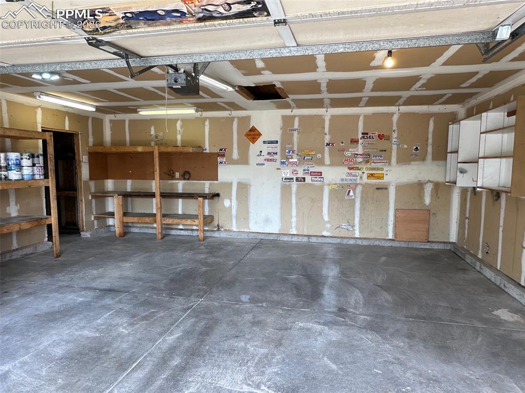 Image 33 of 38: Garage