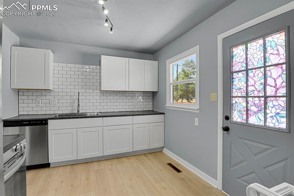 Image 5 of 38: Kitchen