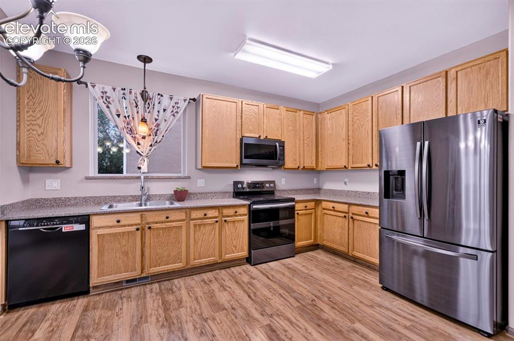 Image 7 of 22: Kitchen