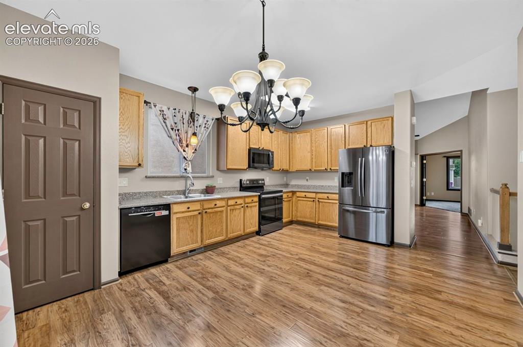 Image 9 of 22: Kitchen