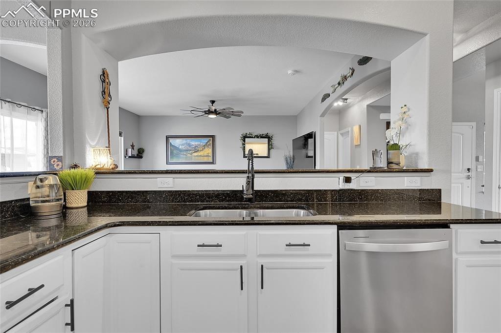 Image 10 of 50: Kitchen