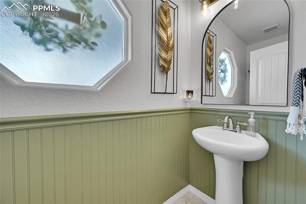 Image 15 of 50: Bathroom