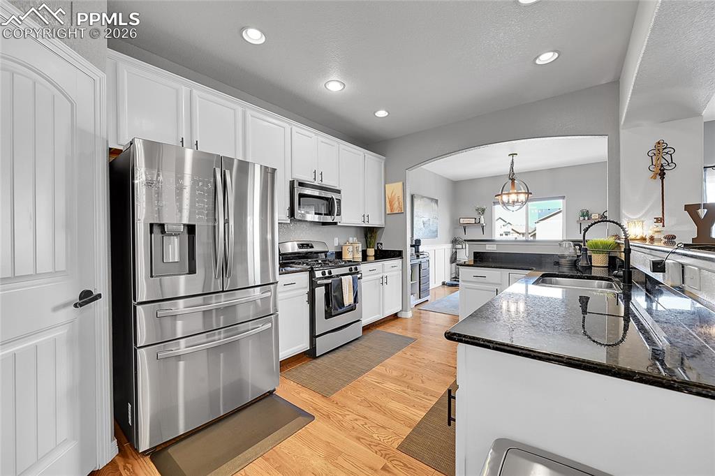 Image 9 of 50: Kitchen