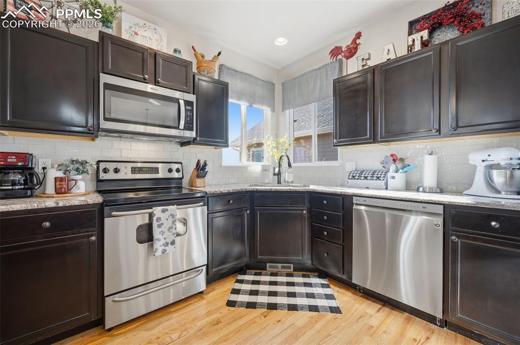 Image 14 of 49: Kitchen