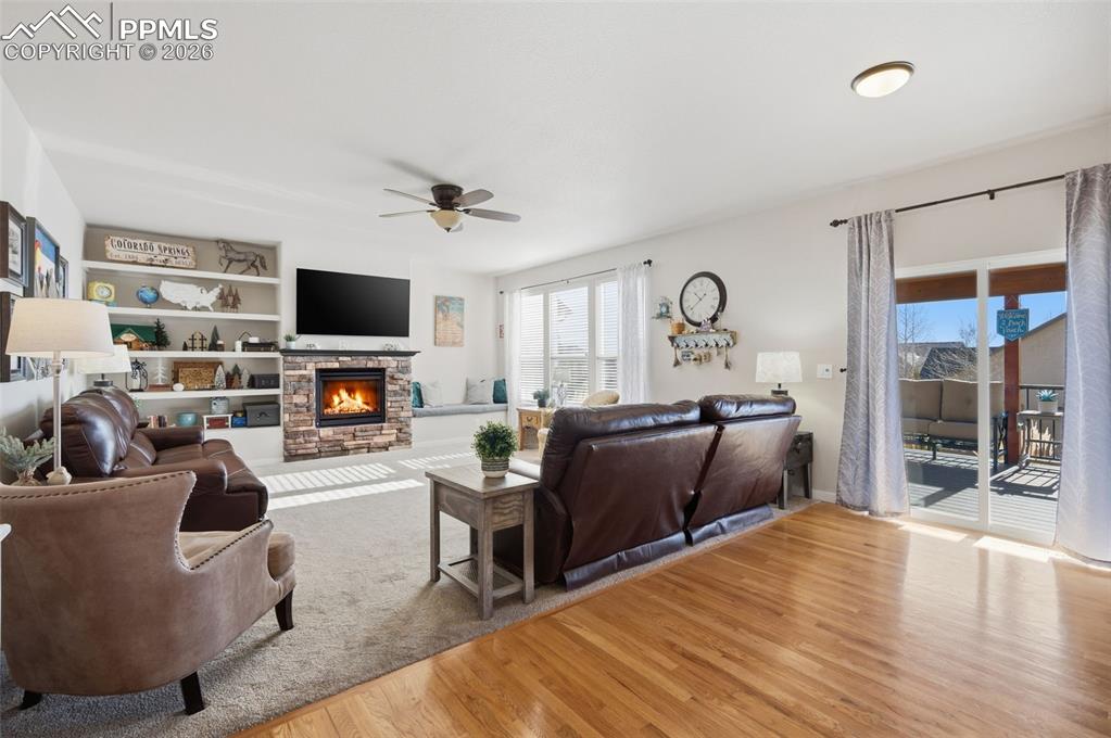 Image 18 of 49: Living Room