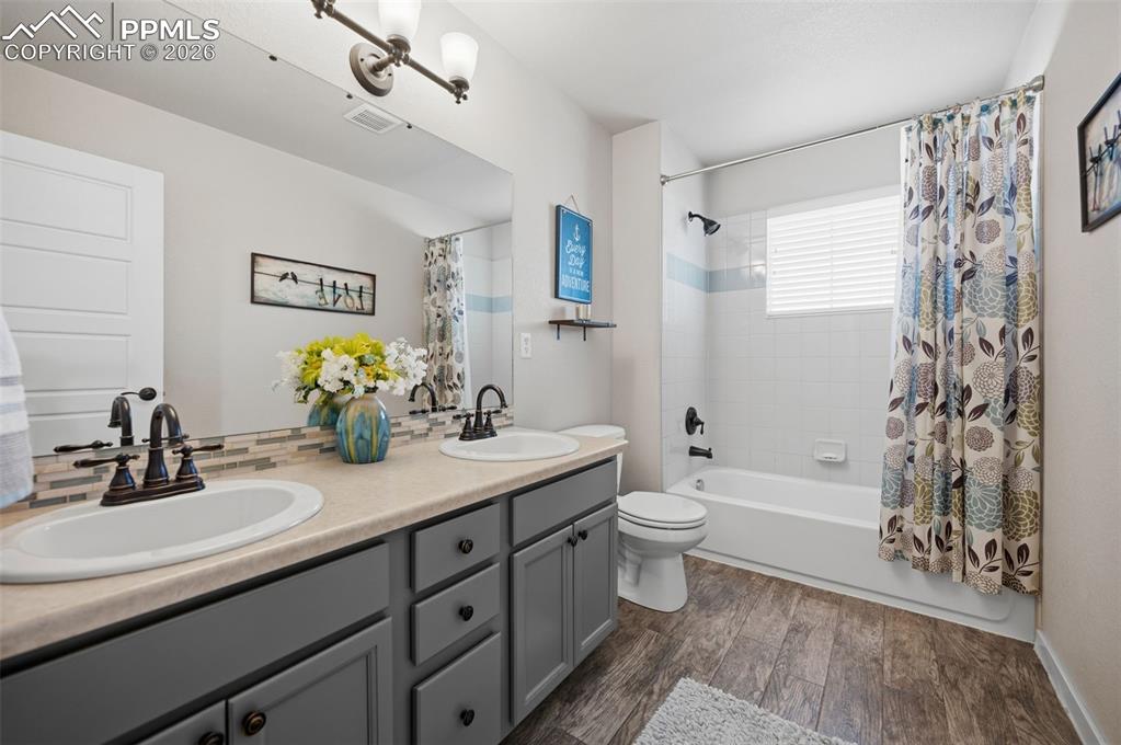 Image 31 of 49: Bathroom