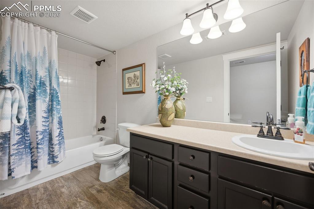 Image 36 of 49: Bathroom