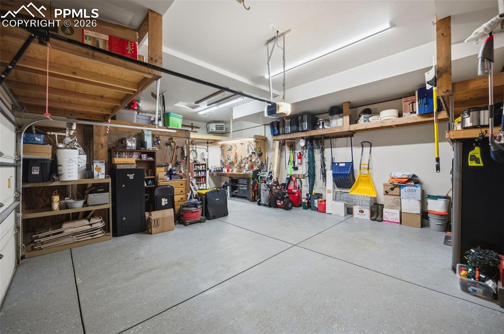 Image 42 of 49: Garage