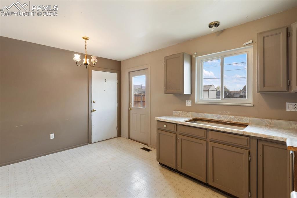 Image 11 of 32: Kitchen