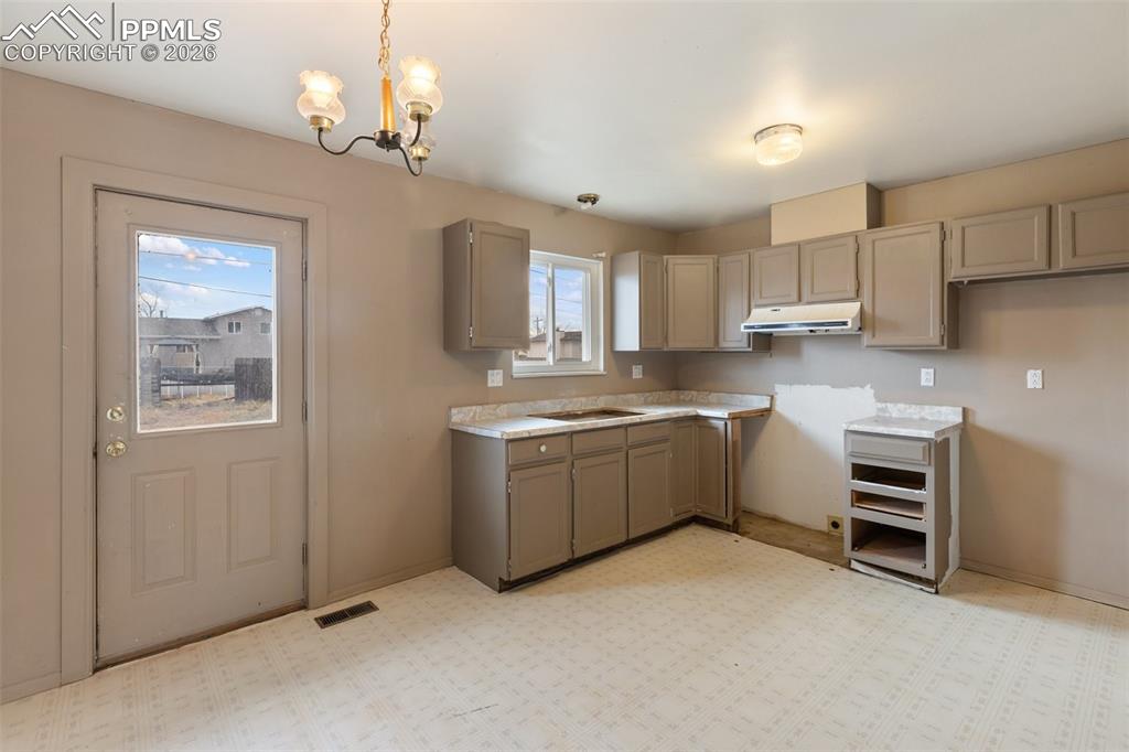 Image 12 of 32: Kitchen