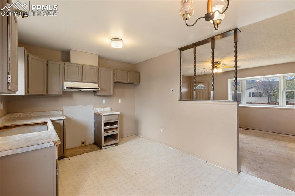 Image 13 of 32: Kitchen