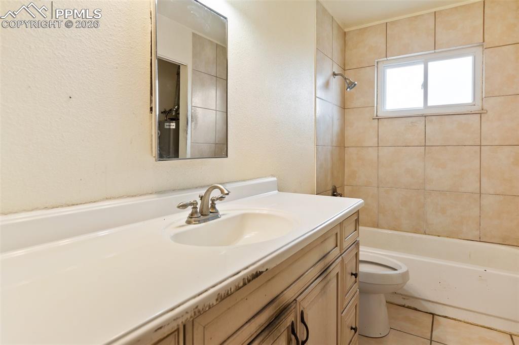 Image 14 of 32: Bathroom