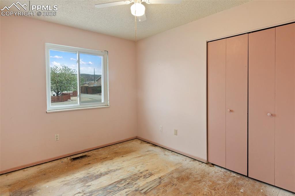 Image 16 of 32: Bedroom