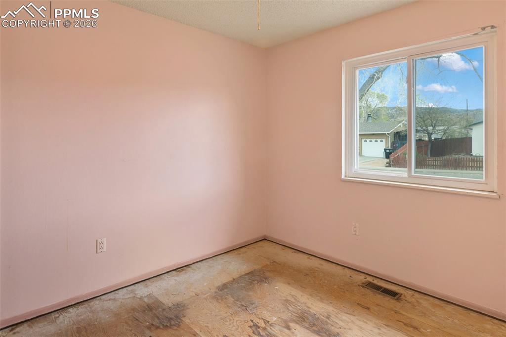 Image 17 of 32: Bedroom