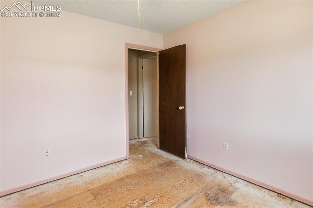 Image 18 of 32: Bedroom