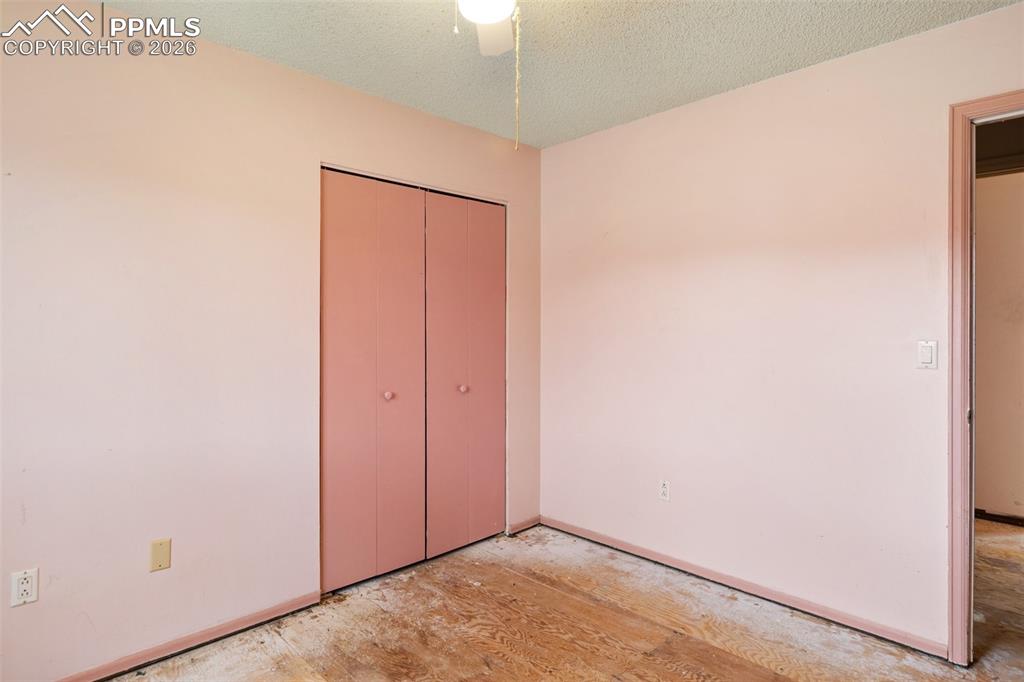 Image 19 of 32: Bedroom