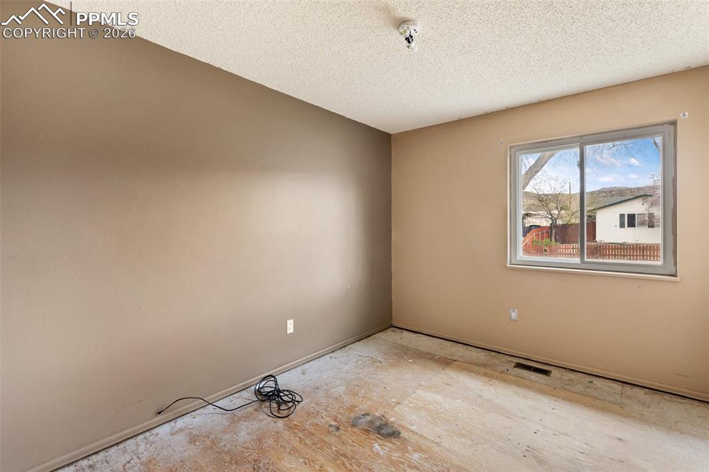 Image 20 of 32: Bedroom