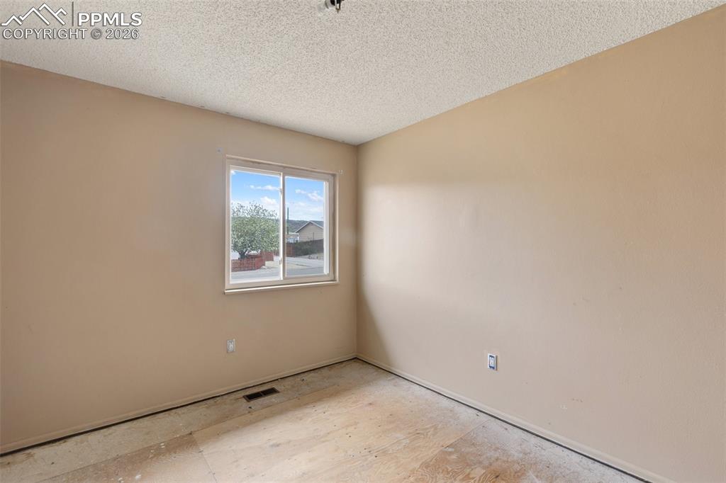 Image 21 of 32: Bedroom