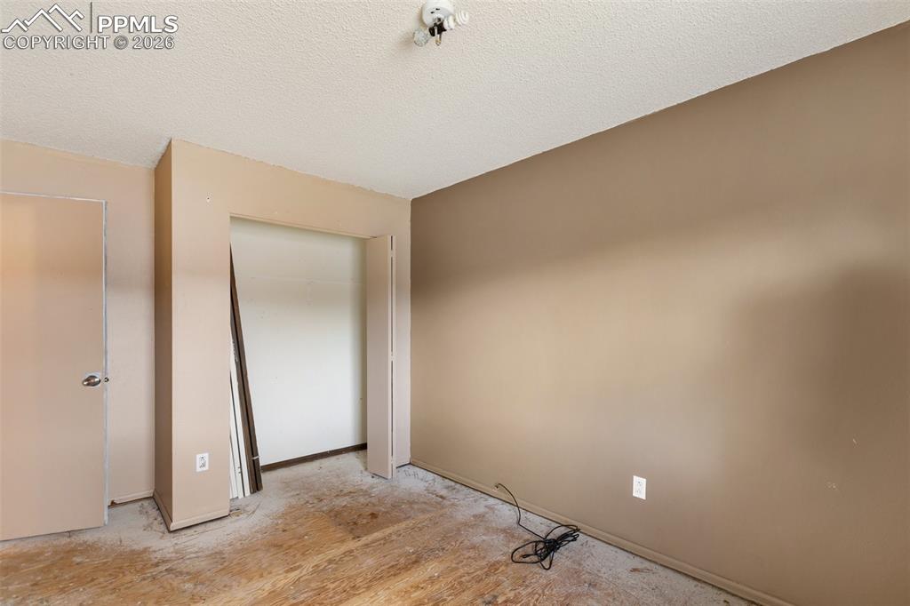 Image 22 of 32: Bedroom