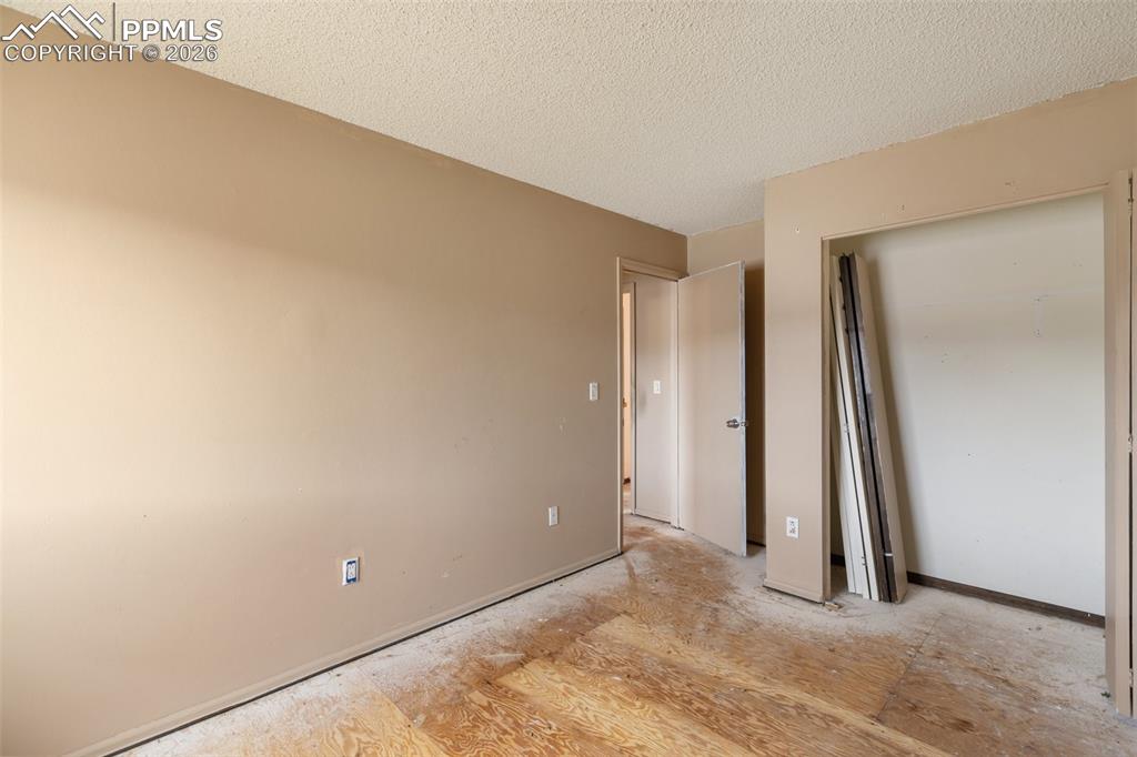 Image 23 of 32: Bedroom