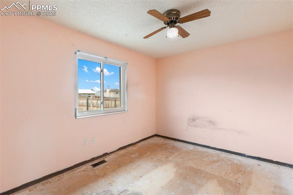 Image 24 of 32: Bedroom