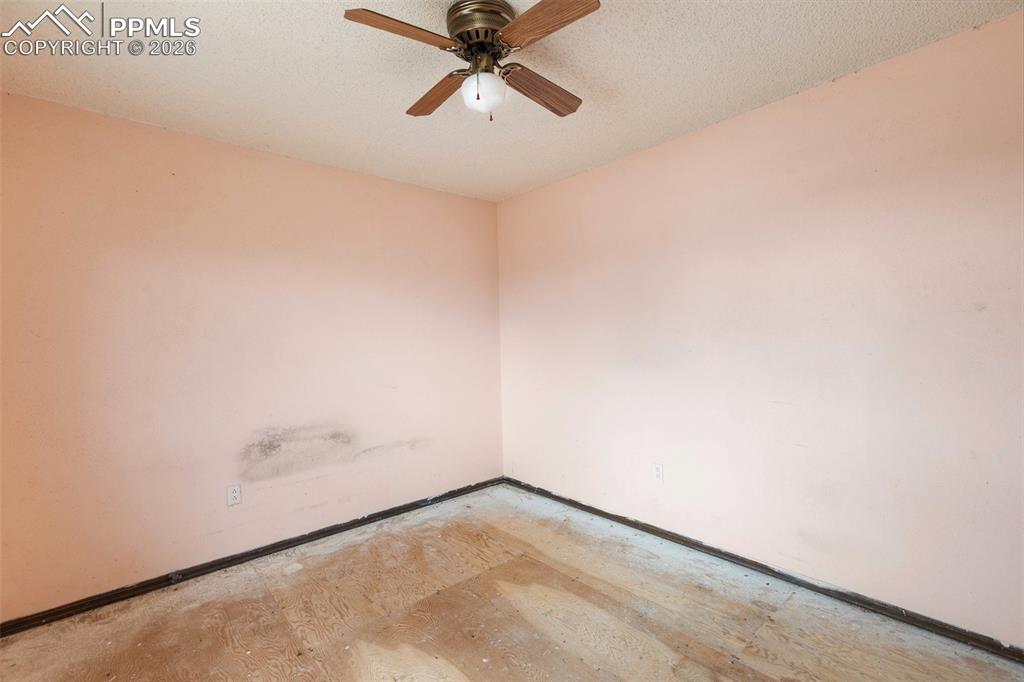 Image 25 of 32: Bedroom