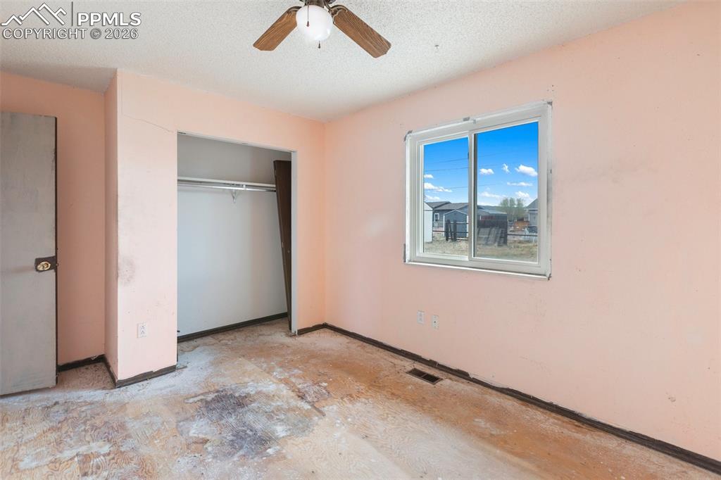 Image 26 of 32: Bedroom