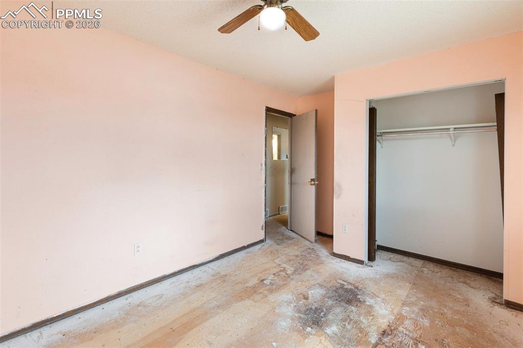 Image 27 of 32: Bedroom