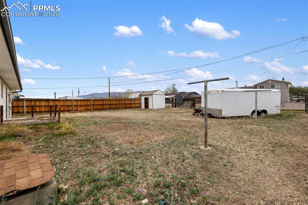 Image 29 of 32: Yard