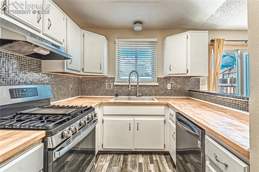 Image 10 of 35: Kitchen