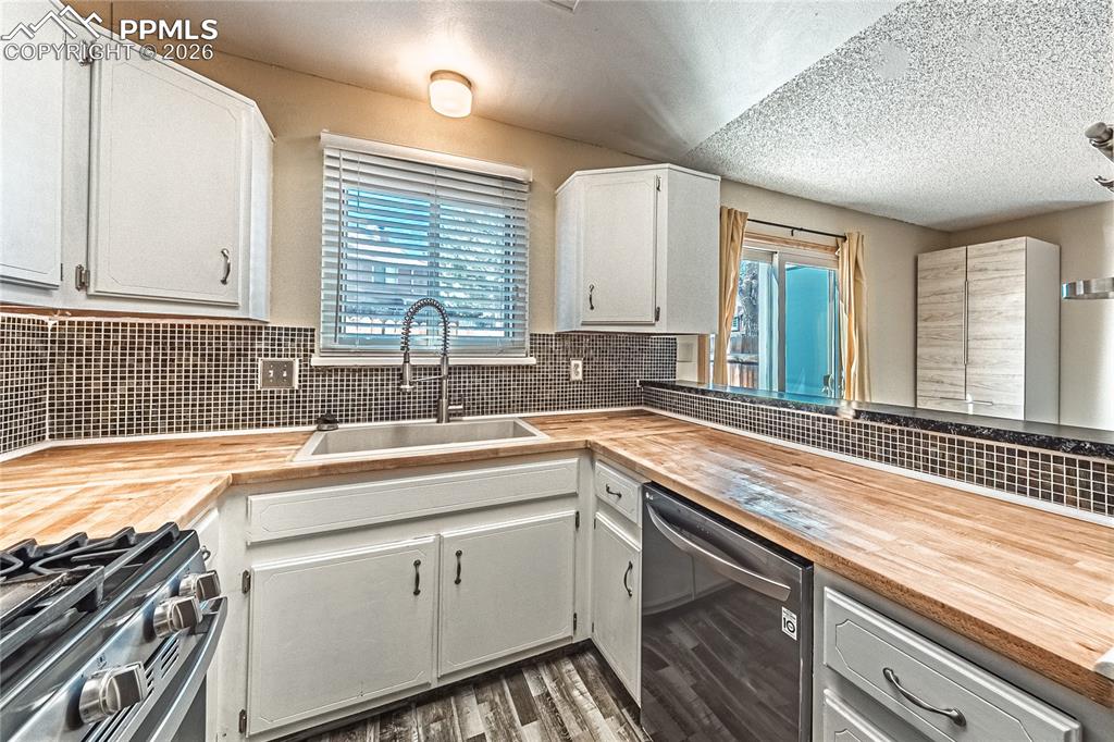 Image 11 of 35: Kitchen