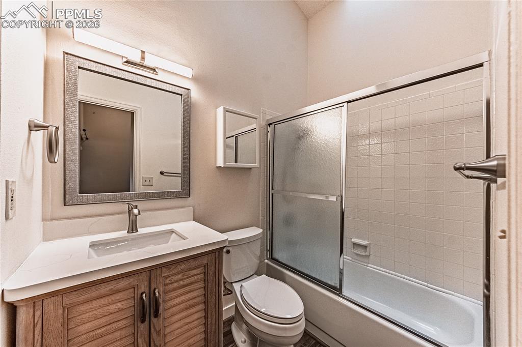 Image 22 of 35: Bathroom