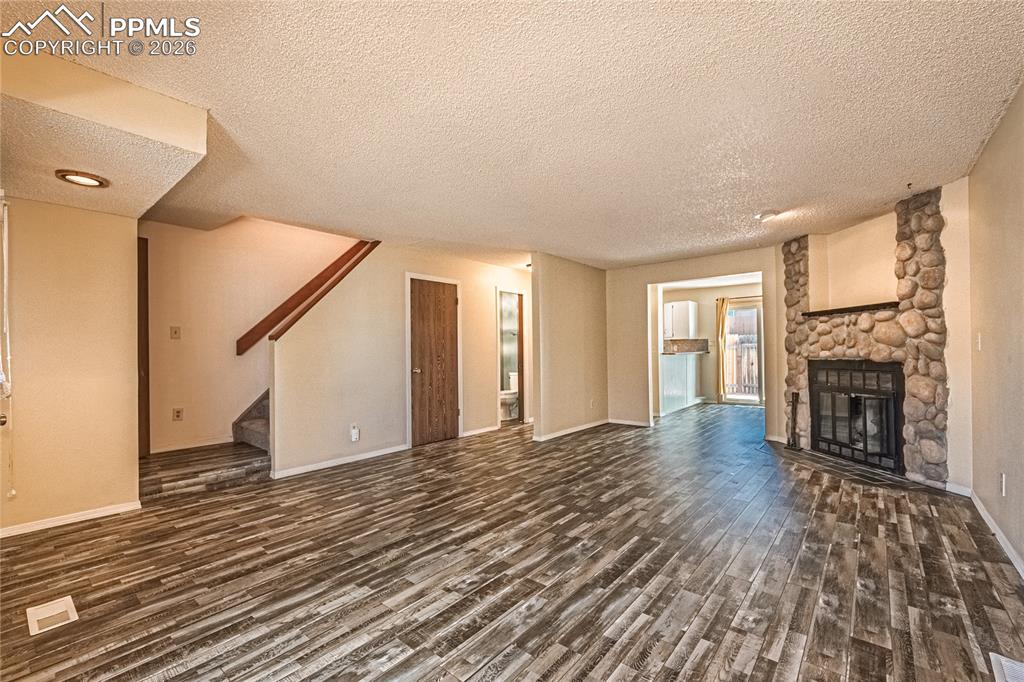 Image 3 of 35: Living Room