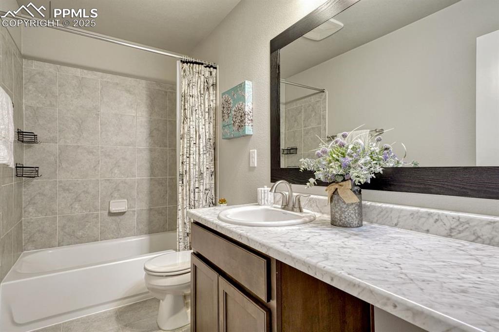 Image 27 of 40: Upstairs shared bath