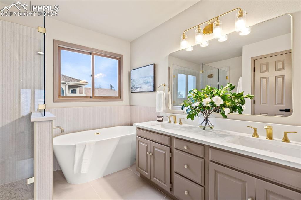 Image 17 of 44: Bathroom