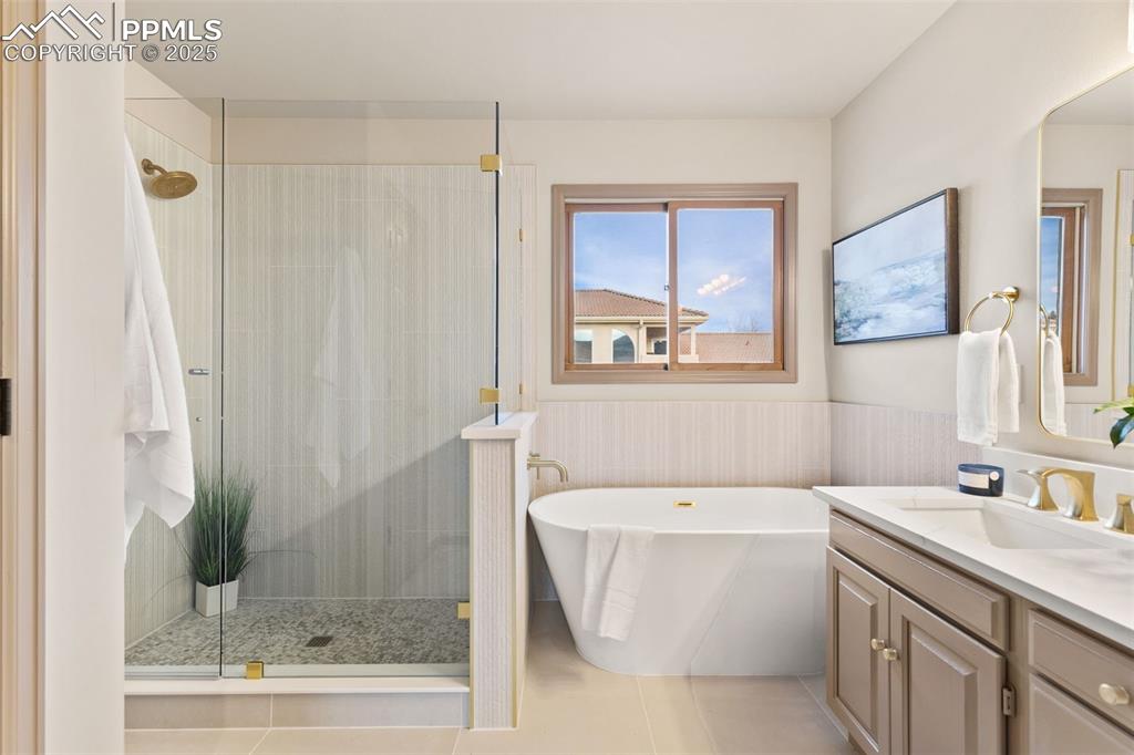 Image 18 of 44: Bathroom