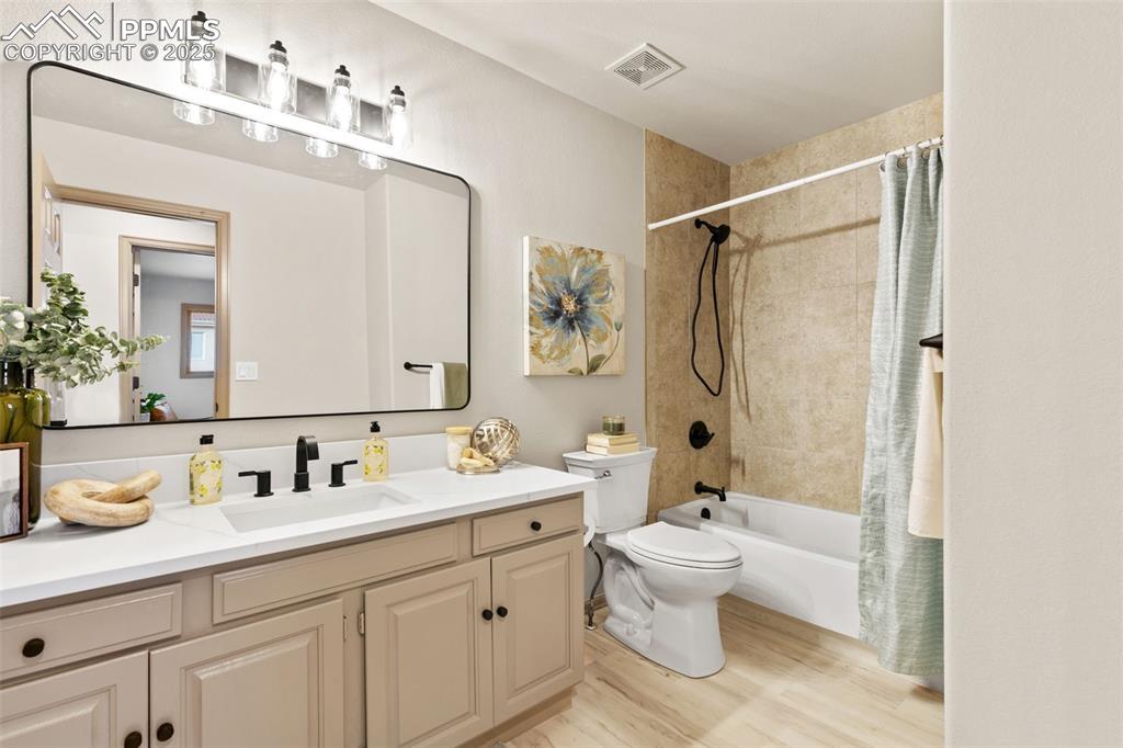 Image 20 of 44: Bathroom