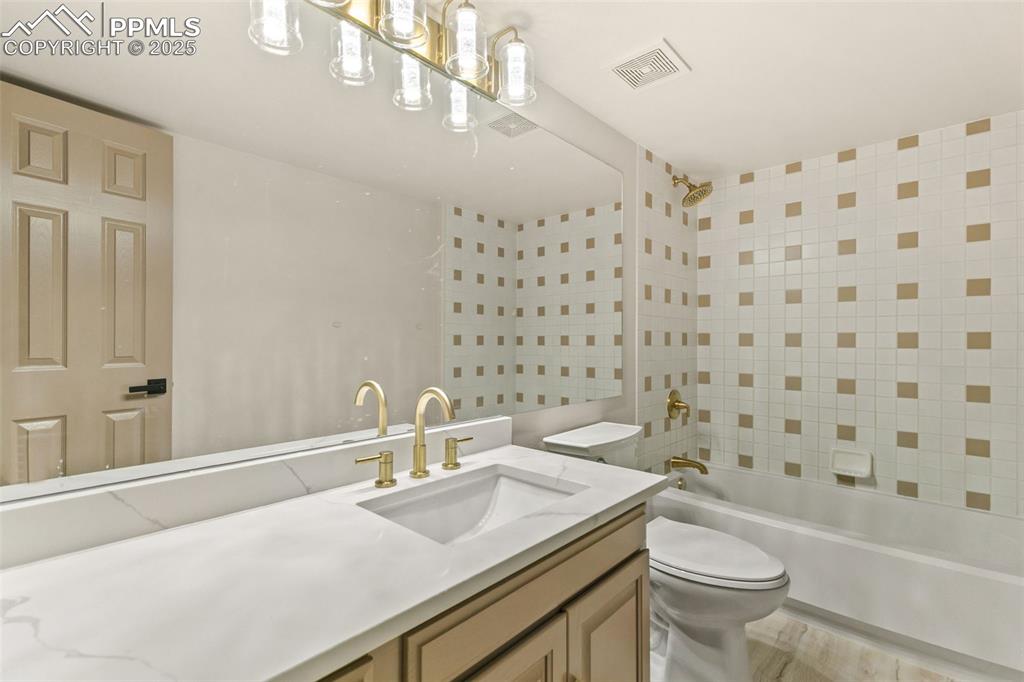 Image 26 of 44: Bathroom