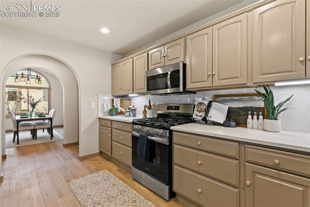 Image 39 of 44: Kitchen