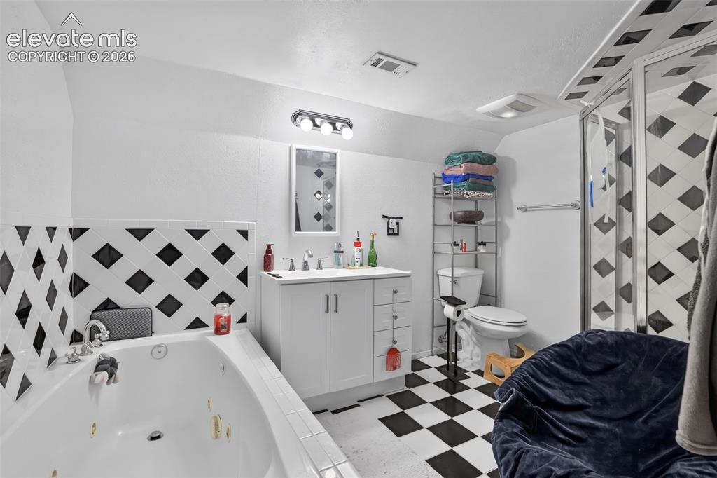 Image 18 of 30: Bathroom