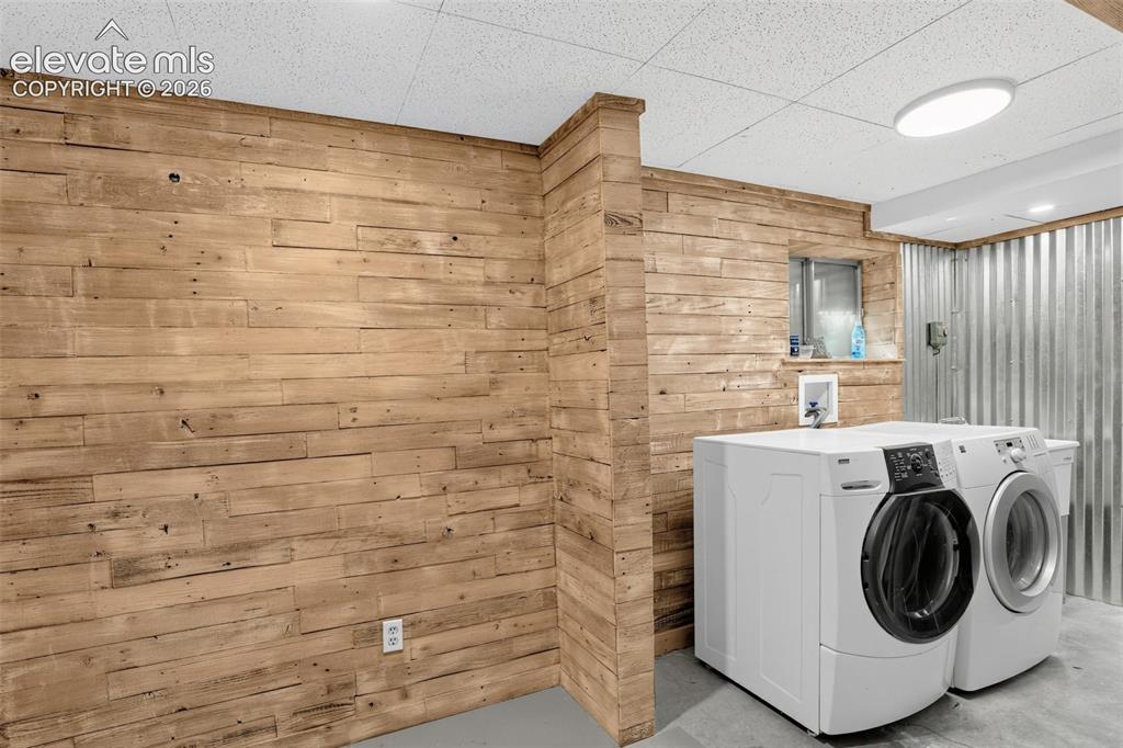 Image 33 of 40: Laundry