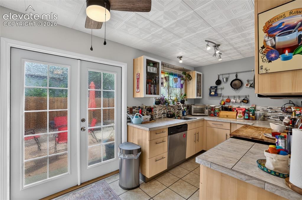 Image 6 of 30: Kitchen