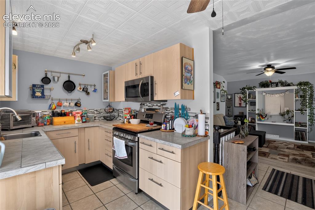Image 7 of 30: Kitchen