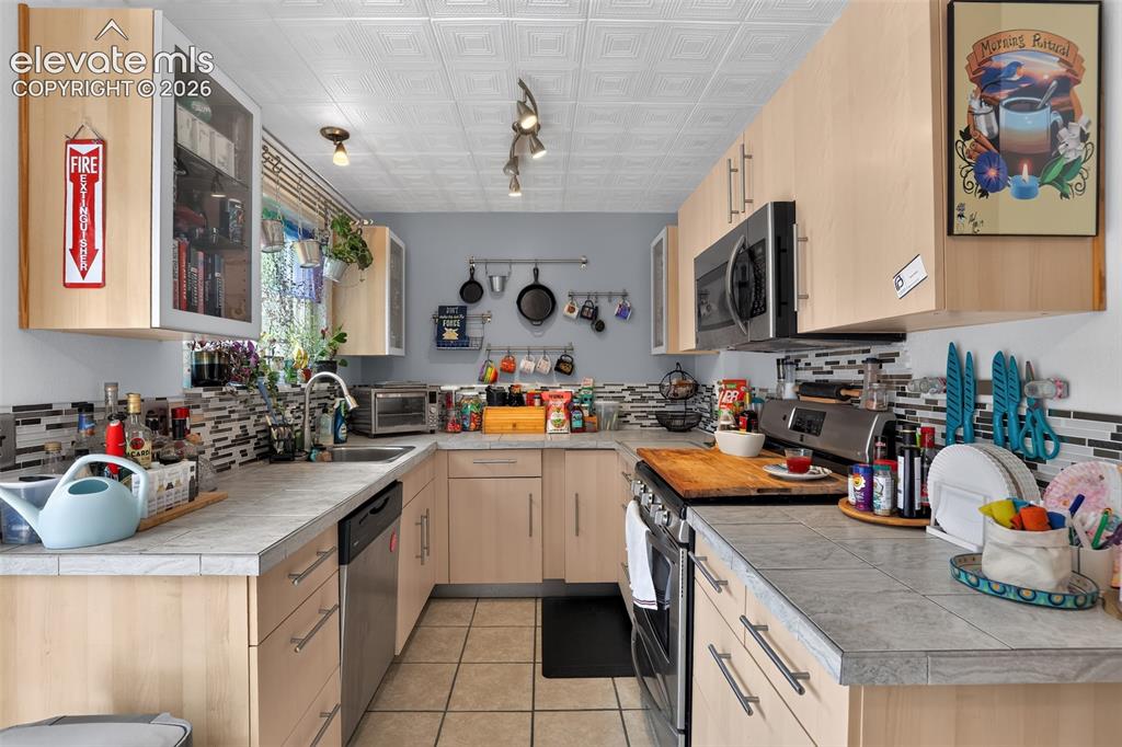 Image 9 of 30: Kitchen