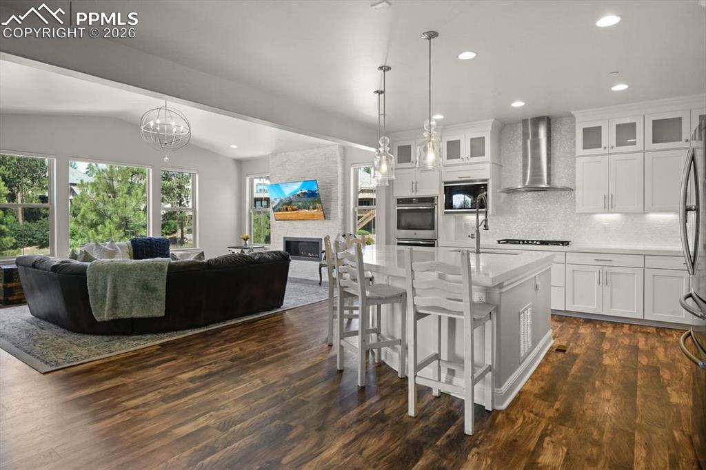 Image 15 of 50: Kitchen