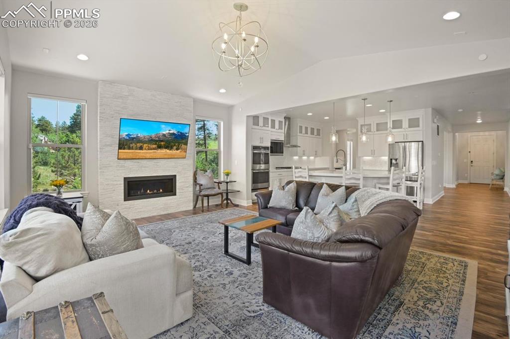 Image 19 of 50: Living Room