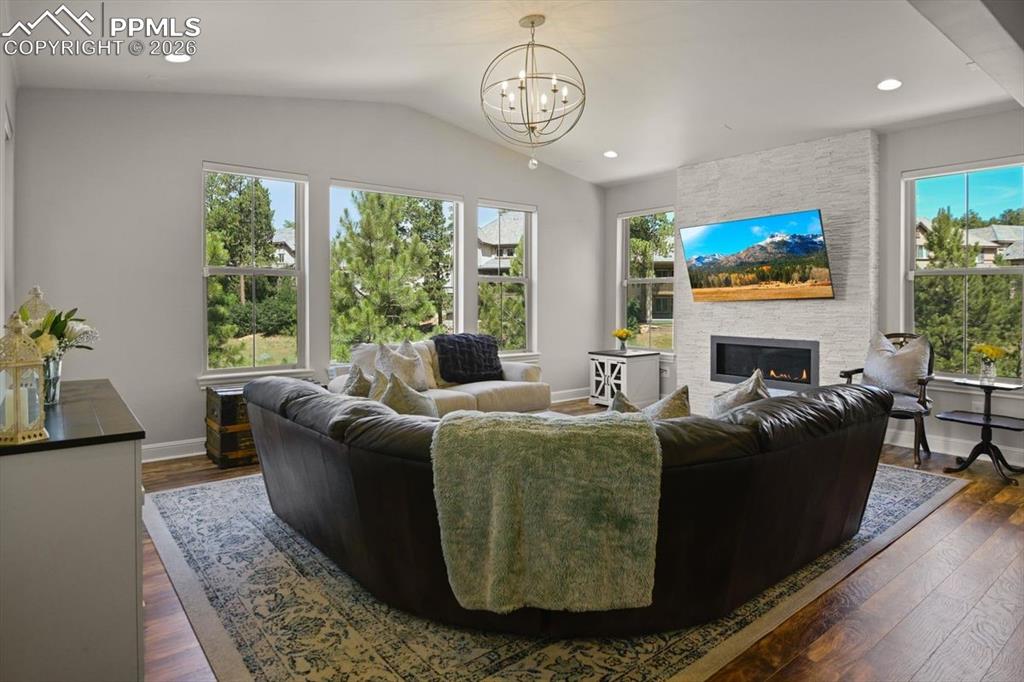 Image 20 of 50: Living Room