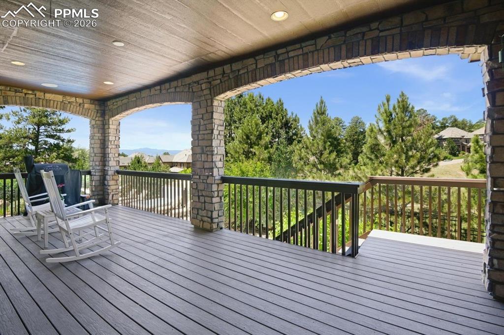 Image 21 of 50: Deck