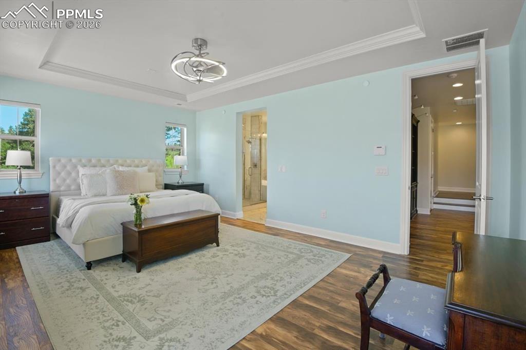 Image 22 of 50: Bedroom