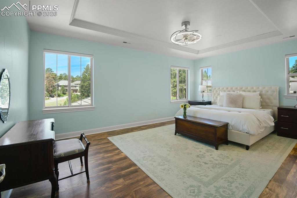 Image 23 of 50: Bedroom